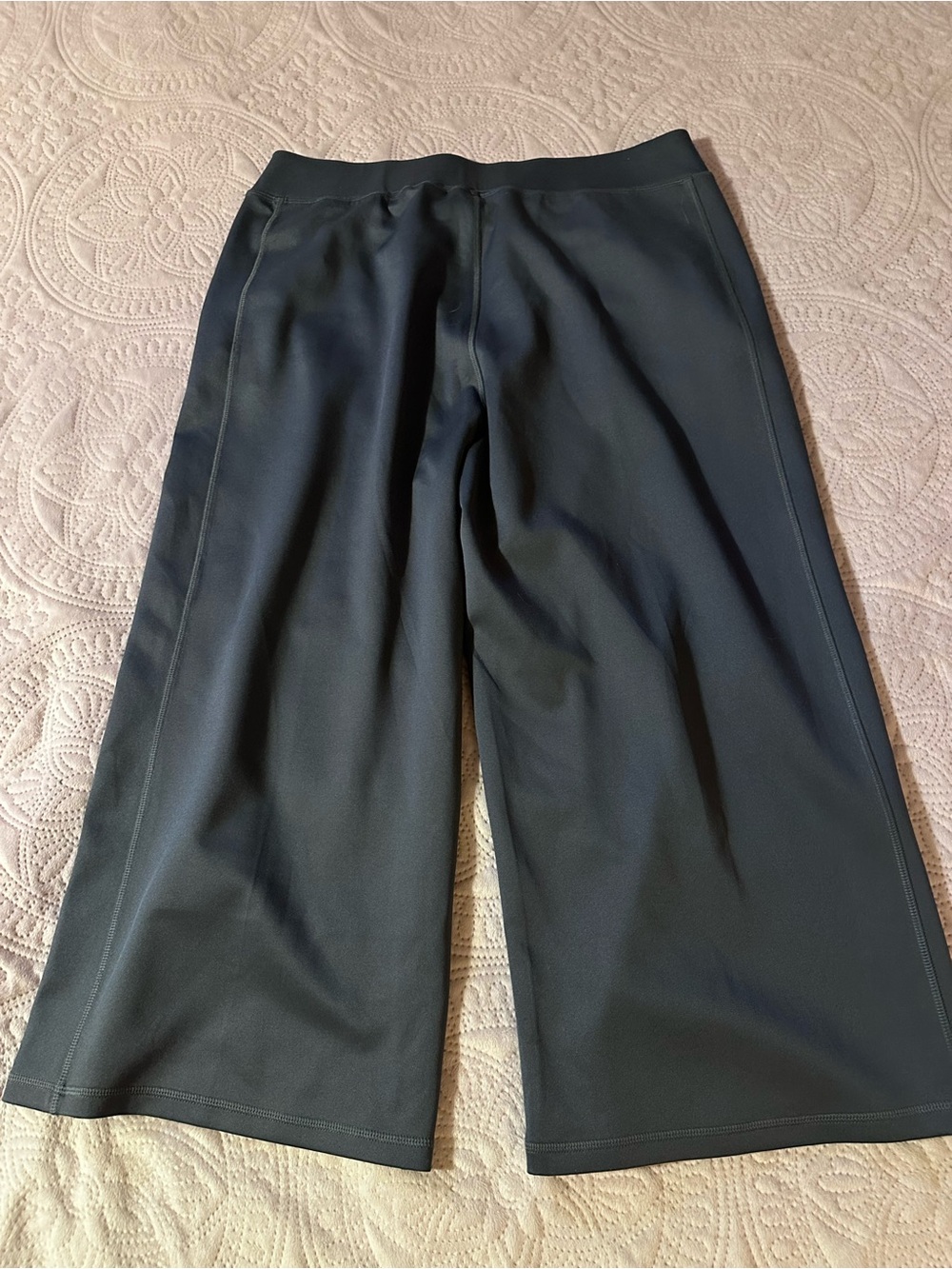 Calia by Carrie Underwood Limited Edition Size Large Gray Scuba wide leg capris